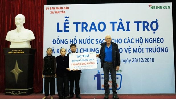Giáp Tết, gần 100 hộ nghèo tại Hà Nội được sử dụng nước sạch Ông Taco Zantinge, Giám đốc Nhà máy bia HEINEKEN tại Hà Nội, trao tặng khoản tài trợ trị giá 170 triệu đồng cho đại diện UBND và các hộ dân xã Vân Tảo