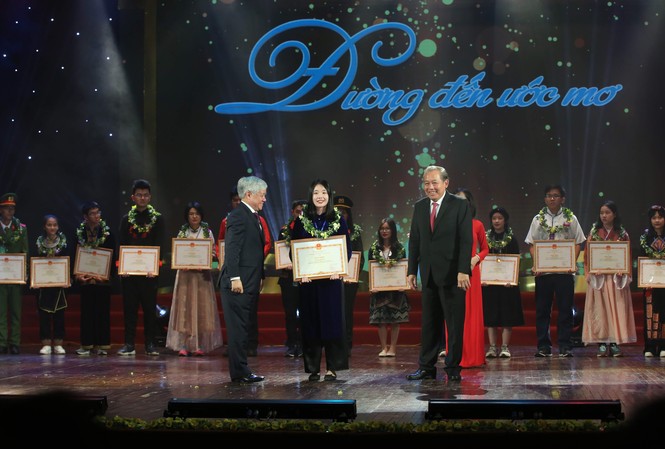 Ba cô gái người dân tộc thiểu số có thành tích học tập 'khủng' nhất Ba cô gái người dân tộc thiểu số có thành tích học tập 'khủng' nhất