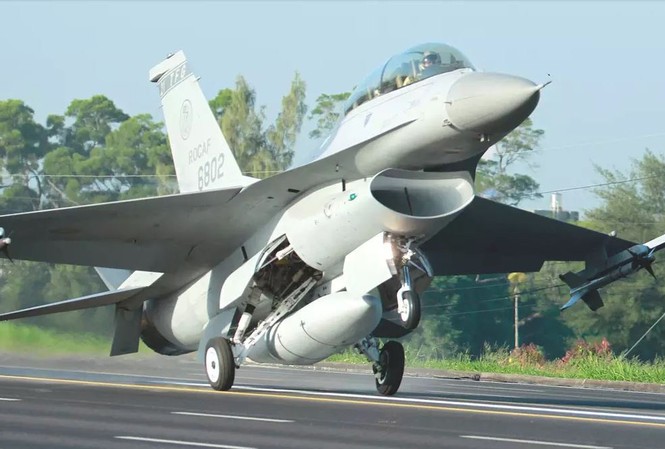 Mỹ cử tàu chiến tới eo biển Đài Loan Một tiêm kích F-16 của Đài Loan. Mỹ là nguồn cung vũ khí chính của vùng lãnh thổ này
Ảnh: thedrive.com
