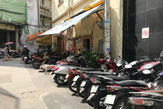 'Án binh bất động' hàng loạt dự án xây bãi giữ xe ngầm Các điểm giữ xe trong nhà lấn chiếm hành lang hẻm làm nơi để xe gây mất an toàn giao thông