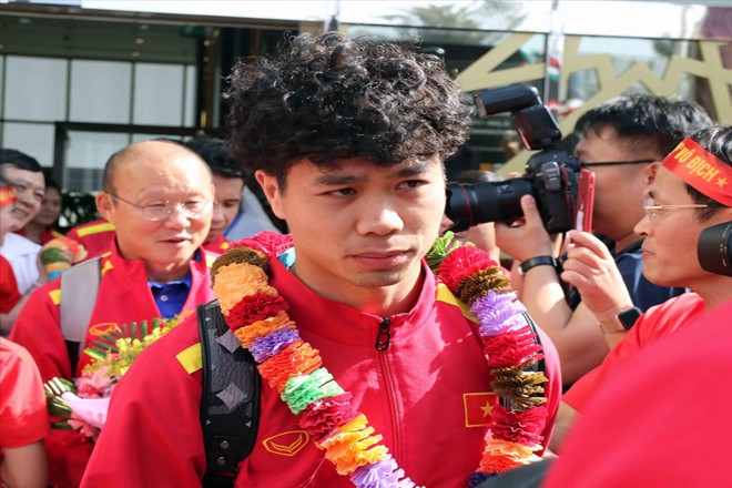 Asian Cup 2019: Chế ngự Iraq được không? Thầy trò HLV Park Hang-seo được người Việt Nam ở UAE đón chào nhiệt tình ngay sau khi hạ cánh xuống sân bay
ảnh: ĐOÀN NHẬT