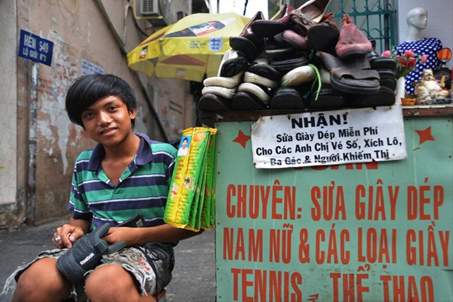 Chống xuống cấp đạo đức xã hội: Người Sài Gòn tử tế Sửa giày miễn phí cho người nghèo