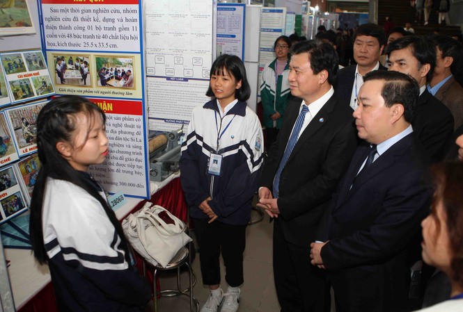 Chấm thẩm định lại một số đề tài cuộc thi Khoa học kỹ thuật QG 2019 Ban tổ chức nghe học sinh trình bày dự án trong cuộc thi Khoa học kỹ thuật cấp quốc gia khu vực phía Bắc