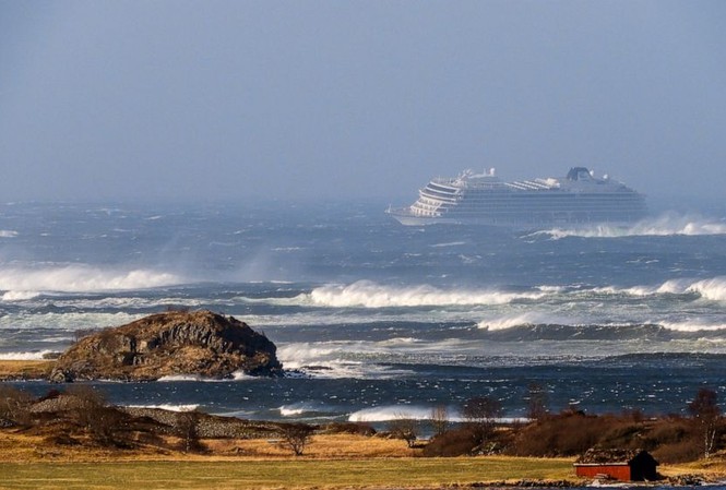 Cuộc giải cứu nghẹt thở 'siêu tàu du lịch' ngoài khơi Na Uy Tàu Viking Sky gặp nạn và công tác cứu nạn bằng trực thăng ảnh: ABC News, CNN