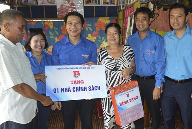 Nhiều hoạt động ý nghĩa Tháng Ba biên giới Bí thư T.Ư Đoàn Nguyễn Ngọc Lương trao tặng quà cho gia đình chính sách Ảnh: CTV