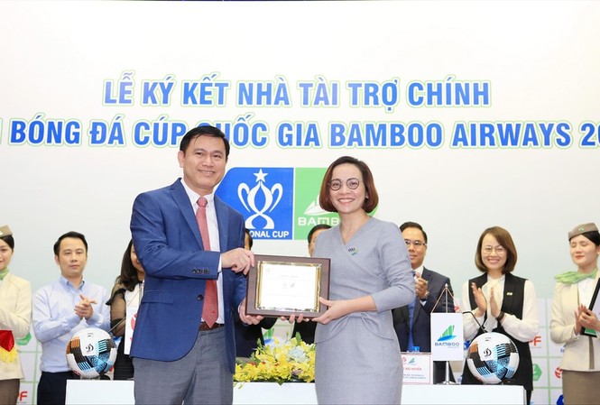 Cúp quốc gia 2019 lại có “Siêu kinh điển”?
Chủ tịch VPF Trần Anh Tú và đại diện nhà tài trợ Bamboo Airways với bản hợp đồng tài trợ cho Cúp Quốc gia 2019 Ảnh: PT