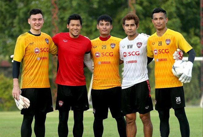 Thủ môn số một Thái Lan hẹn đấu Văn Lâm tại King’s Cup 2019 Văn Lâm và Kawin (thứ 2 bên trái) cùng tập luyện ở Muangthong