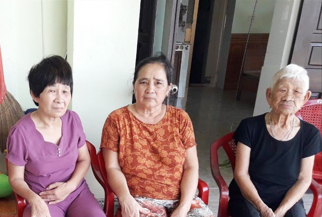 Người mất tích 30 năm được nhập lại hộ khẩu Bà Cao Thị Dậu (ngoài cùng bìa trái) đã trở về với mẹ (ngoài cùng bìa phải) và gia đình sau 30 năm mất tích