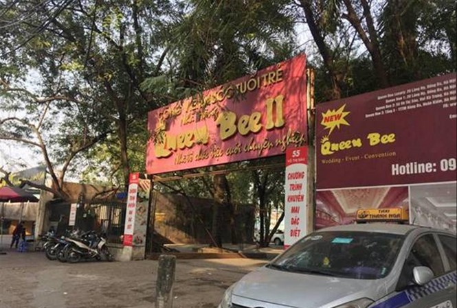 “Băm nát” công viên Tuổi trẻ: Chờ quy hoạch đến bao giờ? Một nhà hàng nhộn nhịp trên đất quy hoạch cây xanh của Công viên