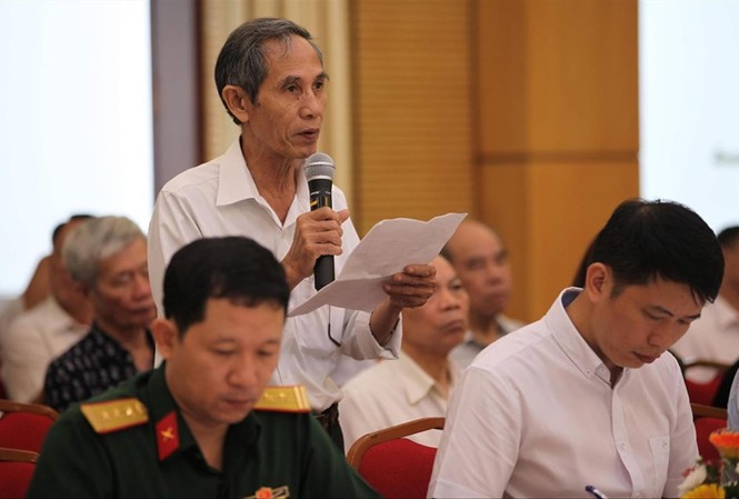Cử tri Hà Nội đề nghị xử lý nghiêm cán bộ, thanh tra vòi vĩnh Cử tri quận Hoàn Kiếm nêu ý kiến tại buổi tiếp xúc cử tri ngày 19/6 Ảnh: Như Ý