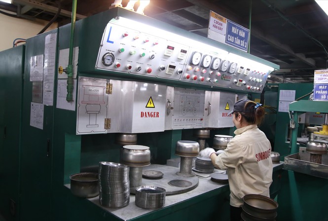 Dán logo Hàng Việt chất lượng cao lên nồi cơm điện: Sunhouse kêu do 'nhầm lẫn'? Công nhân nhà máy Sunhouse ở Quốc Oai (Hà Nội) đang sản xuất lòng nồi cơm điện