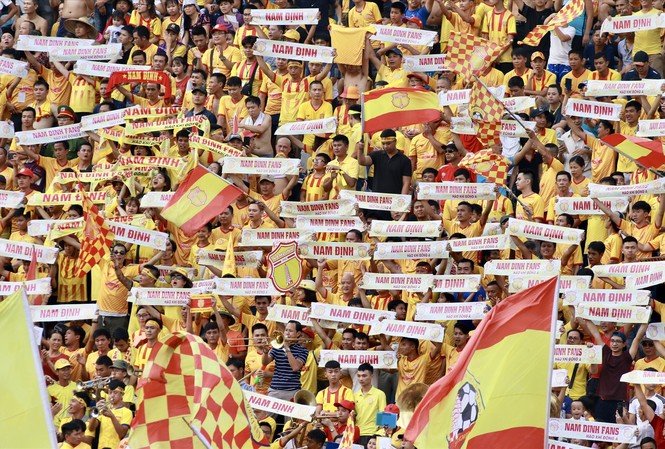 V-League, khi nào các trận đấu trở nên hấp dẫn? CĐV Nam Định phủ kín sân Thiên Trường trong ngày đội nhà tiếp CLB HAGL Ảnh: VSI