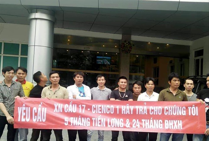 Cổ phần hóa 'siêu tốc' tại Cienco 1: Người lao động lãnh hậu quả Mới đây, một số lao động tại công ty của Cienco1 kéo tới trụ sở tổng công ty căng biển đòi lương và nợ bảo hiểm xã hội Ảnh: Dương Hưng
