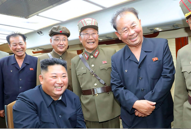 Ông Kim Jong Un giám sát phóng thử vũ khí mới Nhà lãnh đạo Triều Tiên Kim Jong Un quan sát vụ thử vũ khí tầm ngắn hôm 10/8