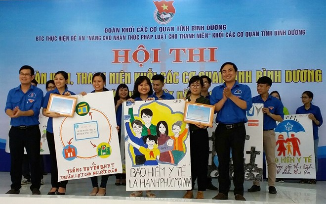 Trước và trên hết là thượng tôn pháp luật Trong công tác giáo dục của Ðoàn, giáo dục pháp luật là 1 trong 4 nội dung quan trọng. Ảnh: Hồng Vĩnh