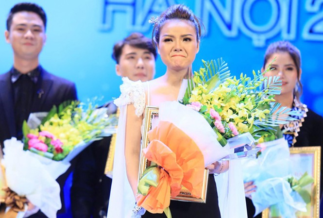 Quán quân Giọng hát hay Hà Nội và người mẹ tha hương Thùy Liên không kìm nổi xúc động khi biết mình đoạt giải Nhất Giọng hát hay Hà Nội. Ảnh: Thế Dương