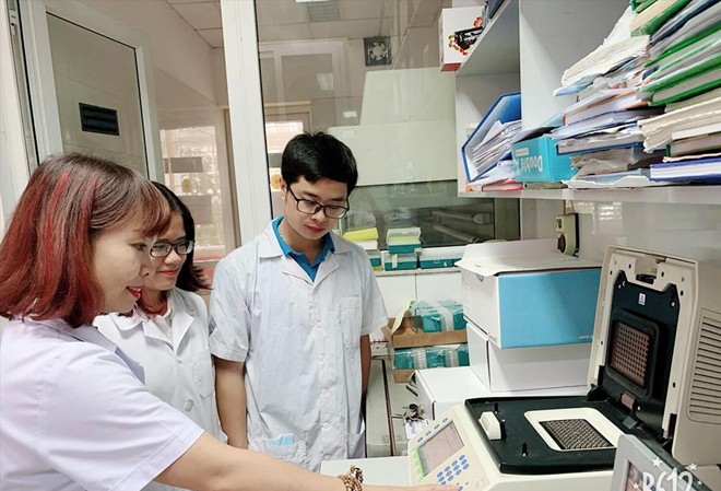 Chinh phục đỉnh cao, khát khao cống hiến Nữ tiến sĩ Nguyễn Thị Trang (bên trái) hướng dẫn sinh viên nghiên cứu. Ảnh: NVCC