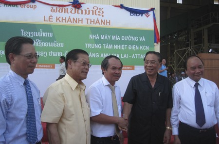 Bầu Ðức, không chỉ chuyên cơ và bóng đá: Trong bĩ cực Bầu Ðức với các yếu nhân, TBT, Phó Thủ tướng CHDCND Lào