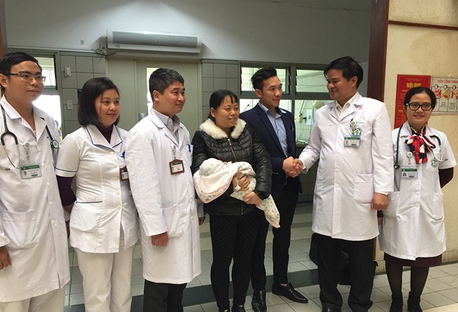 Cứu sống mẹ con sản phụ mắc hội chứng hiếm Sản phụ N. (bế con) trong ngày bé xuất viện 19/12