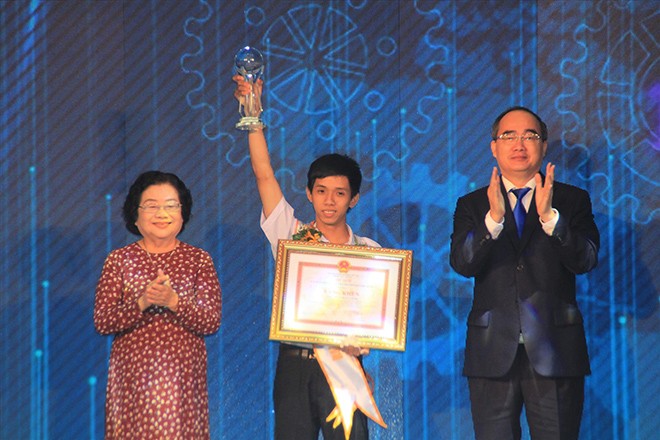 Khát khao cống hiến cho đời Bí thư Thành ủy TPHCM Nguyễn Thiện Nhân và nguyên Phó Chủ tịch nước Trương Mỹ Hoa tuyên dương
sinh viên xuất sắc Tôn Thất Vĩnh. Ảnh: NGÔ TÙNG