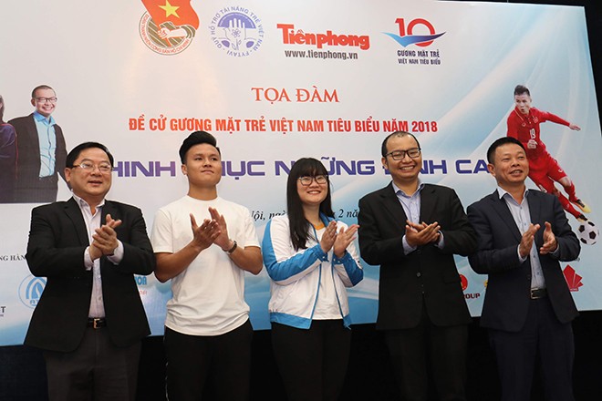 Khát khao cống hiến, nâng tầm vị thế đất nước Ðại diện báo Tiền Phong chào mừng các đề cử đến dự buổi tọa đàm. Ảnh: Như Ý