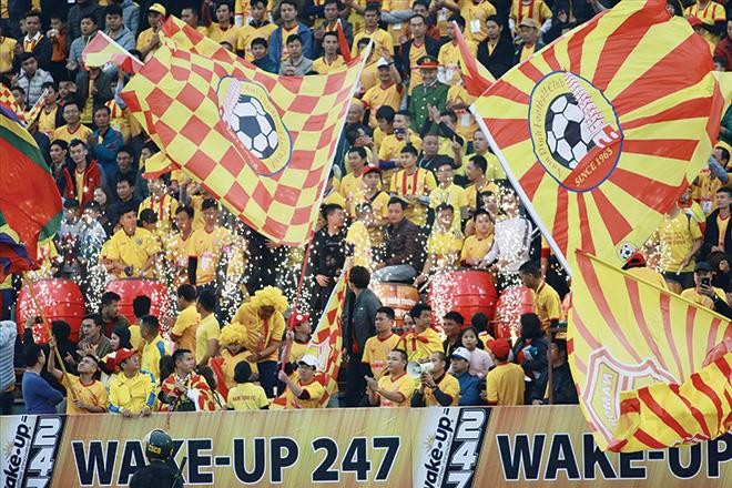 Những 'sắc màu' mới của V-League V-League thu hút đông đảo CÐV đến sân ngay vòng đấu đầu tiên. Ảnh: VSI