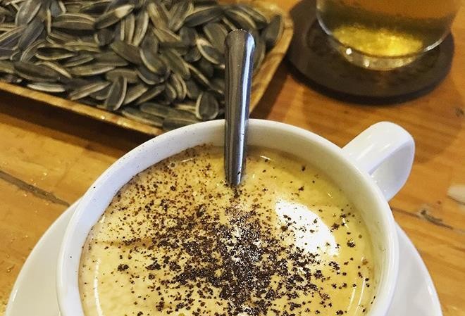 Người Hà Nội giới thiệu “đặc sản” tới thế giới Món cà phê trứng trứ danh của Hà Nội. Ảnh: Hồng Vĩnh