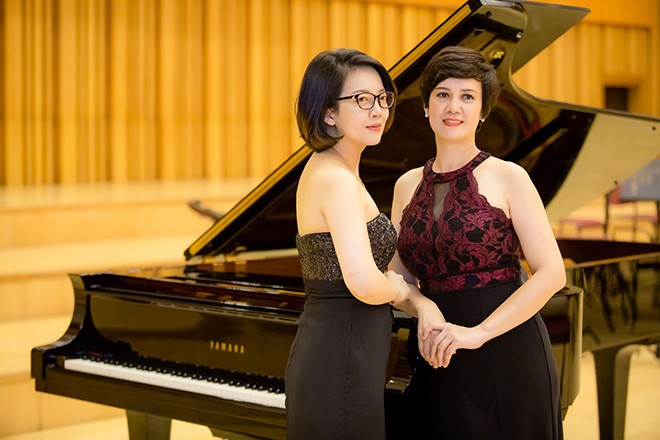 Nhóm nhạc đầu tiên ở Việt Nam chơi piano 4 tay Nhóm Duo Mây. Ảnh: Hồng Trang