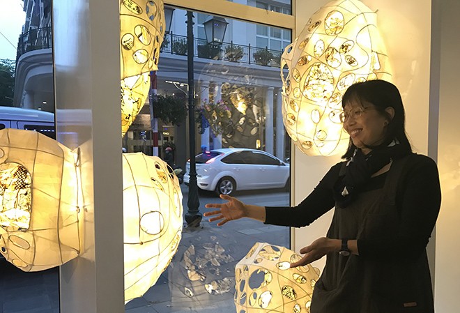 Khi hai mẹ con nghệ sĩ “đối thoại thường ngày” Nghệ sĩ Vũ Kim Thư bên các tác phẩm sắp đặt của mình. Ảnh: Diệp Anh