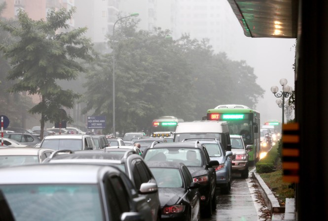 Thí điểm cấm xe máy: Cần một lộ trình hợp lý, khoa học Xe buýt nhanh BRT bị những phương tiện cá nhân khác bủa vây vào giờ cao điểm hằng ngày trên đường Lê Văn Lương - Hà Nội. Ảnh: Ngọc Châu