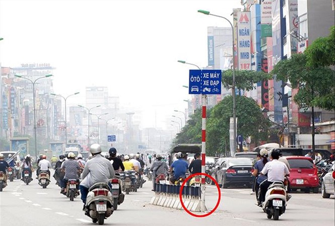 Lại đề xuất tách làn riêng cho xe máy: Tốn tiền, thêm hỗn loạn! Nhiều tai nạn từng xảy ra khi Hà Nội phân làn ô tô, xe máy trên một số tuyến phố với giải phân cách cứng hồi năm 2011. Ảnh phân làn trên phố Xã Ðàn và phố Huế: Tuấn Nguyễn
