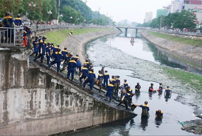 Lấy nước sông Hồng “súc rửa” sông Tô Lịch, Hồ Tây: Khả thi đến đâu? Ô nhiễm trên sông Tô Lịch và kéo dài cả 14 km qua 6 quận, huyện Hà Nội. Ảnh: T.Ðảng