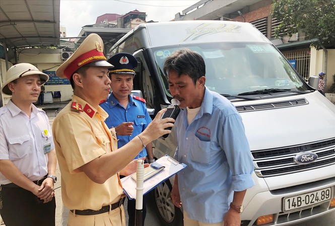 Ðình tài, thu bằng lái nhiều lái xe 'dính' ma túy tại bến Kiểm tra chất gây nghiện và đo nồng độ cồn với lái xe khách tại bến xe Gia Lâm chiều 13/5. Ảnh: T.Đảng