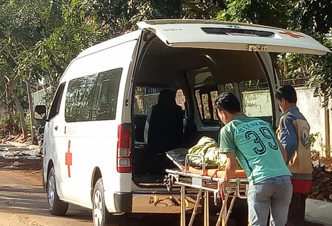 Cha dùng chổi đánh chết con gái 9 tuổi Thi thể Ánh được bàn giao cho gia đình tổ chức mai táng
