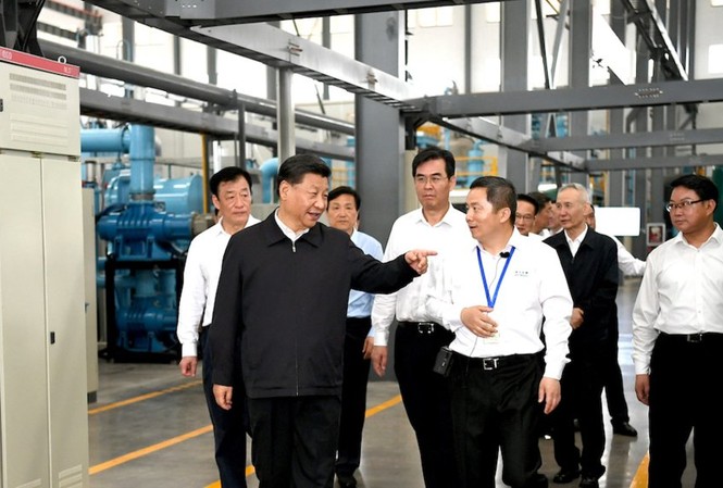 Trung Quốc dọa dùng 'độc chiêu' với Mỹ Chủ tịch Trung Quốc Tập Cận Bình viếng thăm một mỏ đất hiếm ở tỉnh Giang Tây đầu tuần trước. Ði cùng có Phó thủ tướng Lưu Hạc, quan chức cấp cao trực tiếp đàm phán thương mại với Mỹ. Ảnh: Xinhua