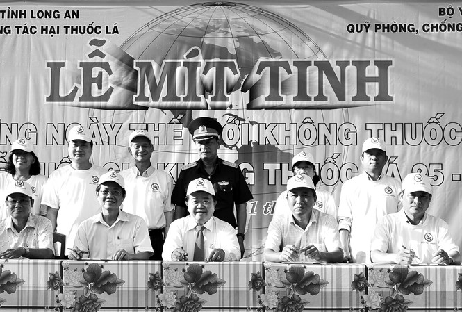 Các tỉnh/thành phố đồng loạt tổ chức Lễ Mít tinh Ban Chỉ đạo Phòng, chống tác hại của thuốc lá tỉnh Long An và Ban Chỉ đạo 15 huyện, thị, thành phố ký cam kết thực hiện môi trường không khói thuốc