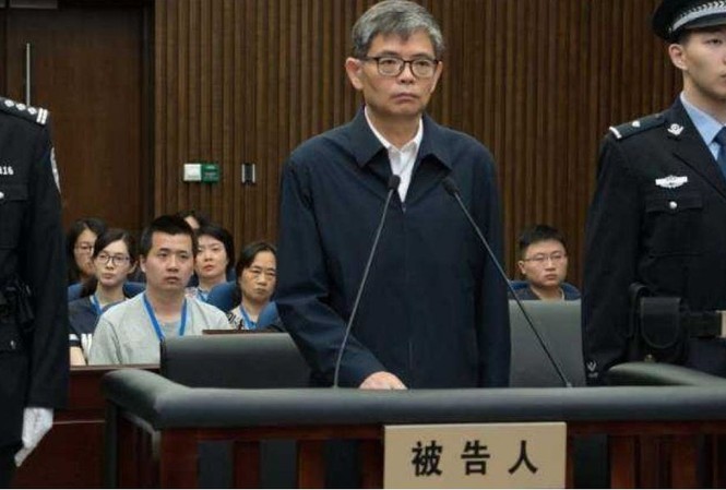 'Sếp' đóng tàu sân bay Trung Quốc lĩnh 12 năm tù vì tham nhũng Cựu tổng giám đốc Tôn Ba tại tòa. Ảnh: SCMP