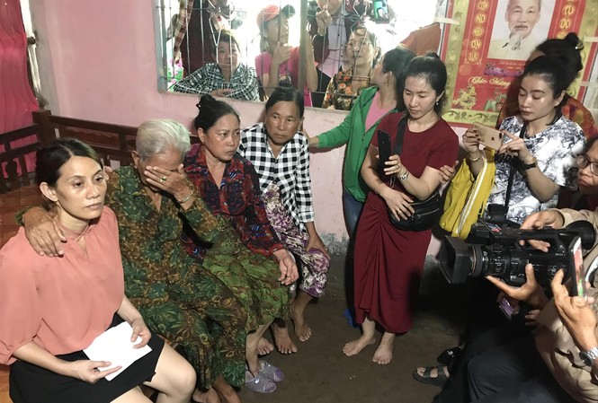 Trò may rủi của những cô gái sang bên kia biên giới làm phận vợ mua Người dân ấp Bửu Ðông, xã Long Ðiền Ðông (Ðông Hải, Bạc Liêu) ngóng tin cô Nguyễn Kim Hon lưu lạc 22 năm về quê.