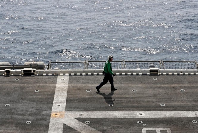 Mỹ chật vật huy động đồng minh kiểm soát Iran Một thủy thủ Mỹ bước trên khoang tàu USS Boxer trên biển Ả-rập ở ngoài khơi Oman ngày 16/7/2019. Ảnh: Reuters