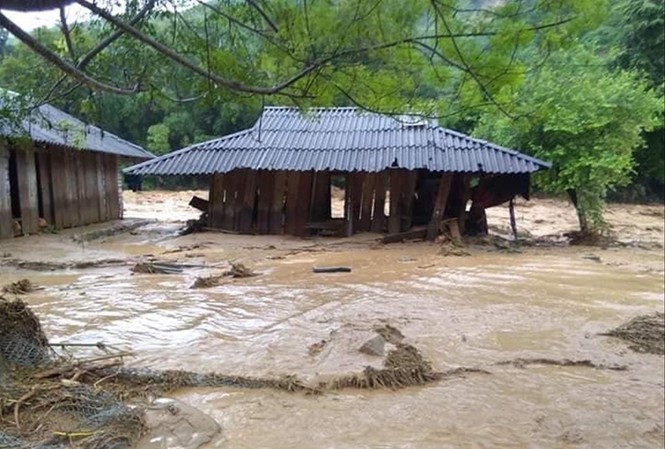 Giải cứu người đàn ông bám ngọn cây giữa dòng lũ dữ ở Thanh Hóa Lũ cuốn trôi nhà tại huyện Quan Sơn