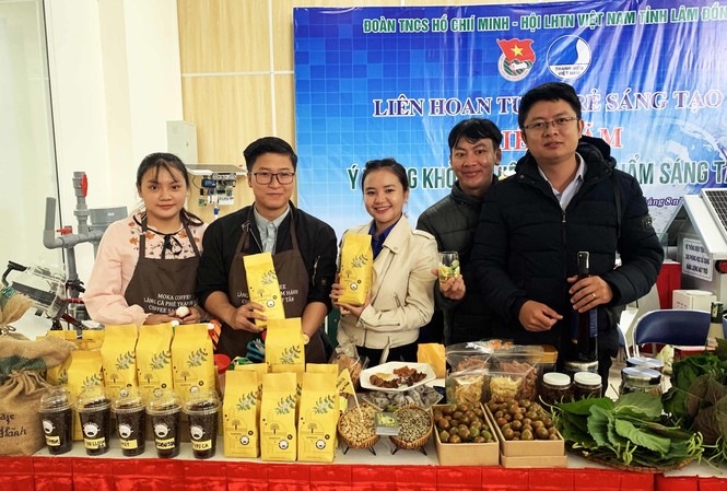 Cần những thủ lĩnh có tâm, có tầm Giới thiệu các sản phẩm khởi nghiệp của thanh niên Lâm Ðồng. ẢNH: KIM ANH