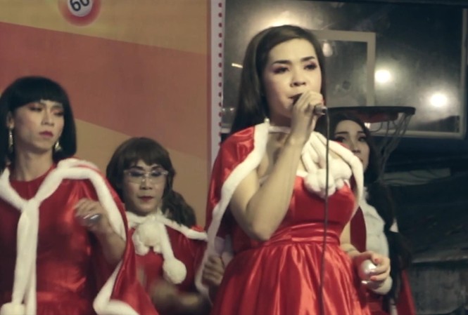 Nỗi niềm của những “bóng hồng” hát lô tô Nghệ sĩ trên sân khấu thể hiện những con số qua các câu hát tạo không khí hấp dẫn cho khán giả