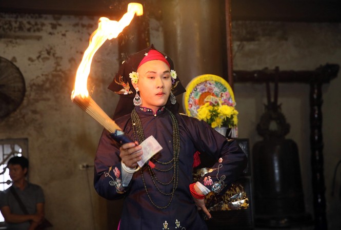 Chuyện thờ nữ thần của người Việt Hầu đồng tại đền Mẫu Sòng, Bỉm Sơn, Thanh Hóa. Ảnh: Như Ý