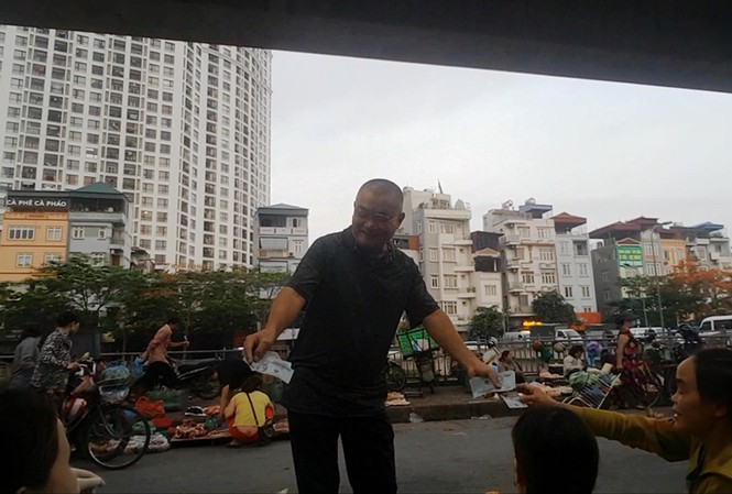 Những khoản thu kỳ lạ ở chợ đầu mối Ngã Tư Sở Mỗi ngày, nhóm người này thu của các tiểu thương hoạt động tại chợ tạm Ngã Tư Sở gần 8 triệu đồng (ảnh cắt từ clip). Ảnh: Long Vân
