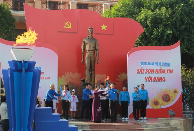 Tuổi trẻ TPHCM sắt son niềm tin với Ðảng Lãnh đạo TPHCM trao ngọn đuốc thiêng cho thế hệ trẻ thành phố mang tên Bác. Ảnh: NGÔ TÙNG