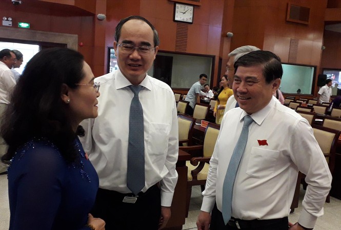 Chính sách đền bù mới khu Thủ Thiêm: Không để dân thất vọng Bí thư Thành ủy TPHCM Nguyễn Thiện Nhân, Chủ tịch UBND TPHCM Nguyễn Thành Phong và Chủ tịch HÐND TPHCM Nguyễn Thị Lệ trao đổi trước khi biểu quyết thông qua chính sách cho người dân Thủ Thiêm