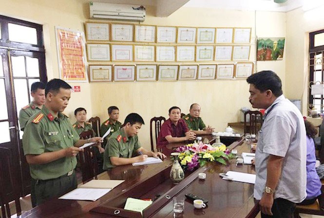Gian lận thi ở Hà Giang, Hòa Bình, Sơn La: Sao không cán bộ nào từ chức? Cơ quan an ninh điều tra, Công an tỉnh Hà Giang đọc lệnh bắt tạm giam Nguyễn Thanh Hoài, cựu trưởng phòng khảo thí và quản lý chất lượng giáo dục, sở GD&ÐT tỉnh Hà Giang. Ảnh: PV
