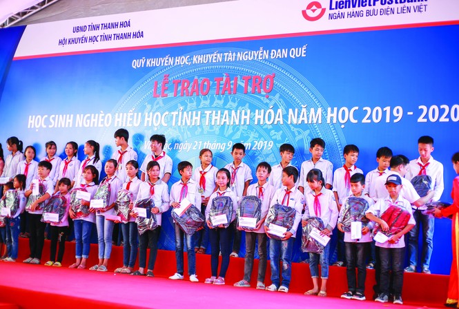 Từ túi dết đến ba lô thời @ Trao học bổng khuyến học, khuyến tài Nguyễn Ðan Quế