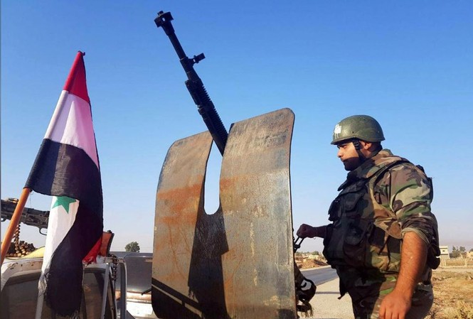 Mỹ 'không nhân nhượng' Thổ Nhĩ Kỳ thêm nữa Một binh sỹ của chính phủ Syria tại Tel Tamer, đông bắc Syria. Ảnh: SANA