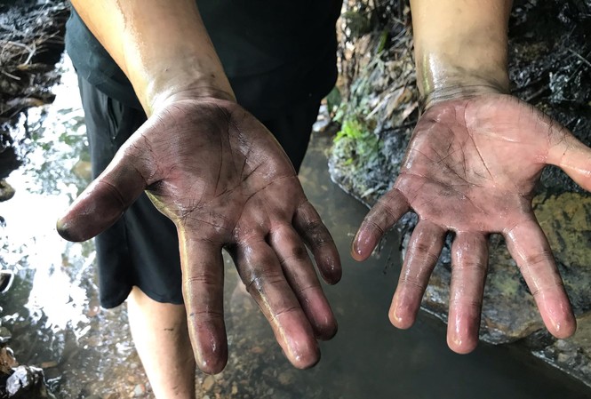Nước sông Đà cấp cho Hà Nội nhiễm styren: Khuyến cáo không dùng để ăn, uống Kênh dẫn nước vào nhà máy nước sông Ðà nồng nặc mùi khét và lẫn cả dầu nhớt. Ảnh: Cao Nguyên